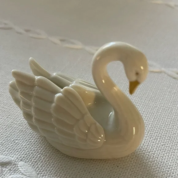 Lenox Cream and Gold Swan Ceramic Figurine - Picture 2 of 7